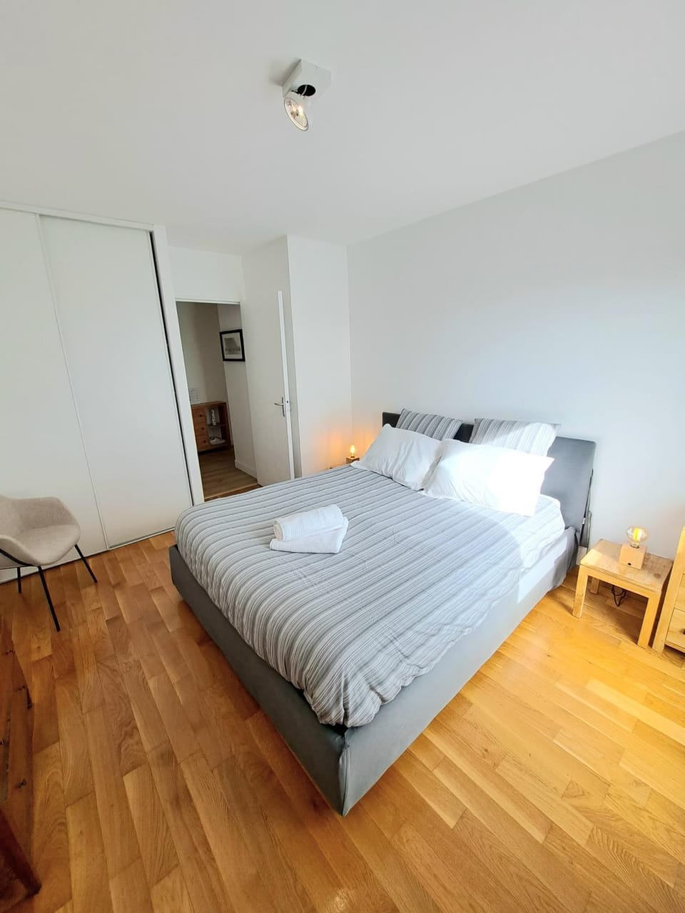 Bed, Photo of the whole room, Bedroom