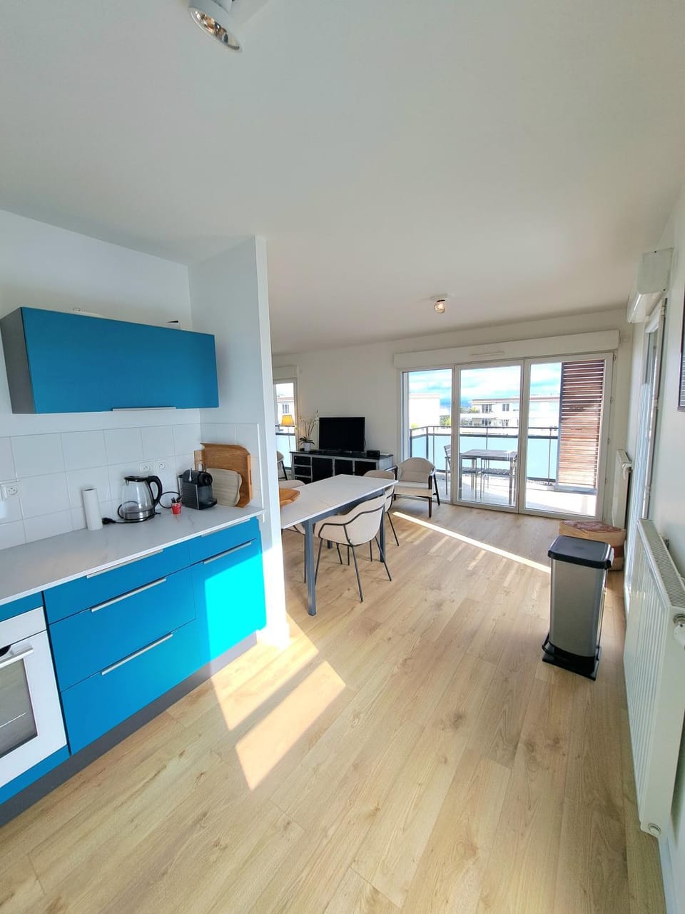 Dining area, dishwasher, oven, stove, toaster