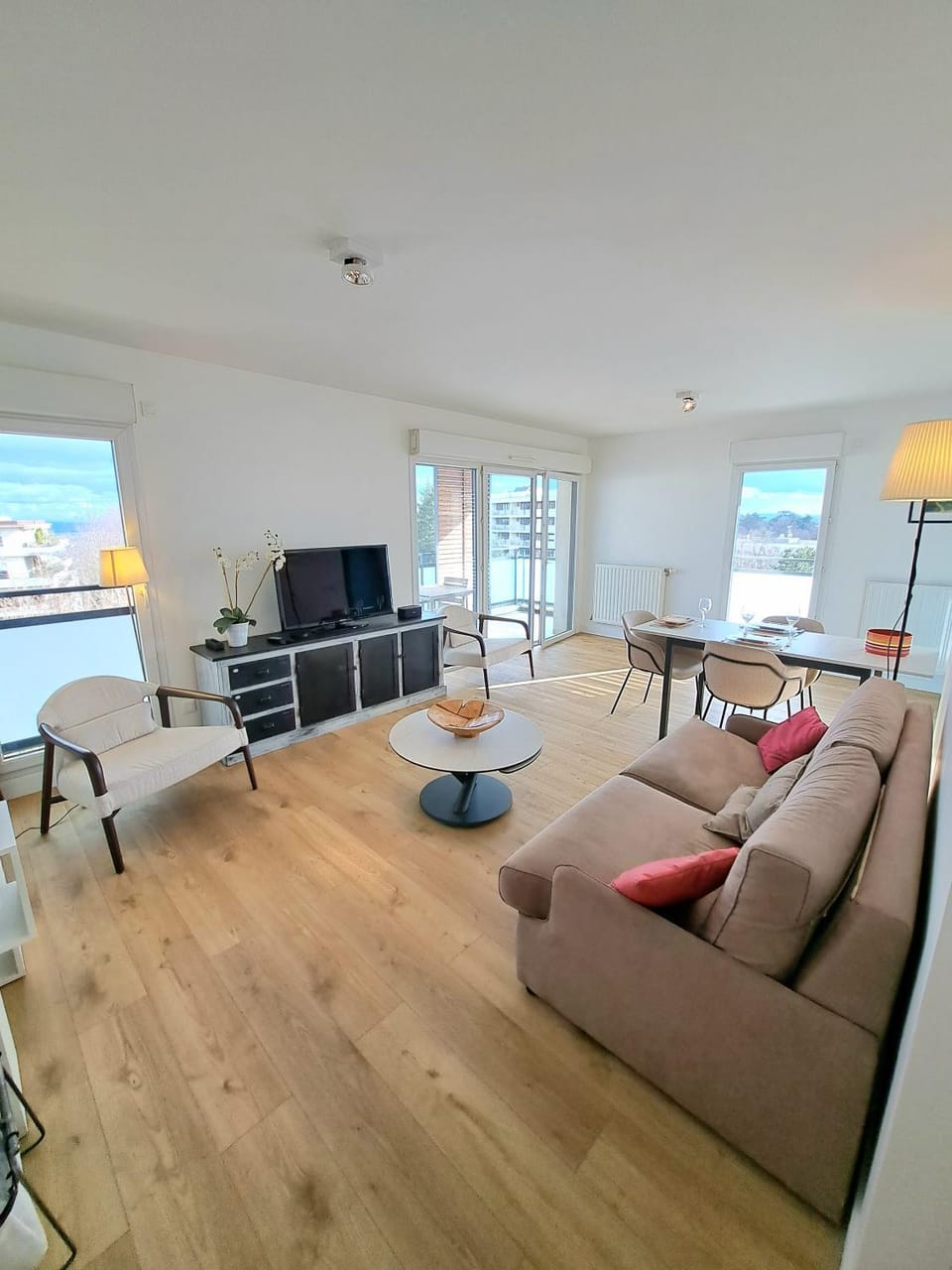 TV and multimedia, Living room, Seating area, Dining area