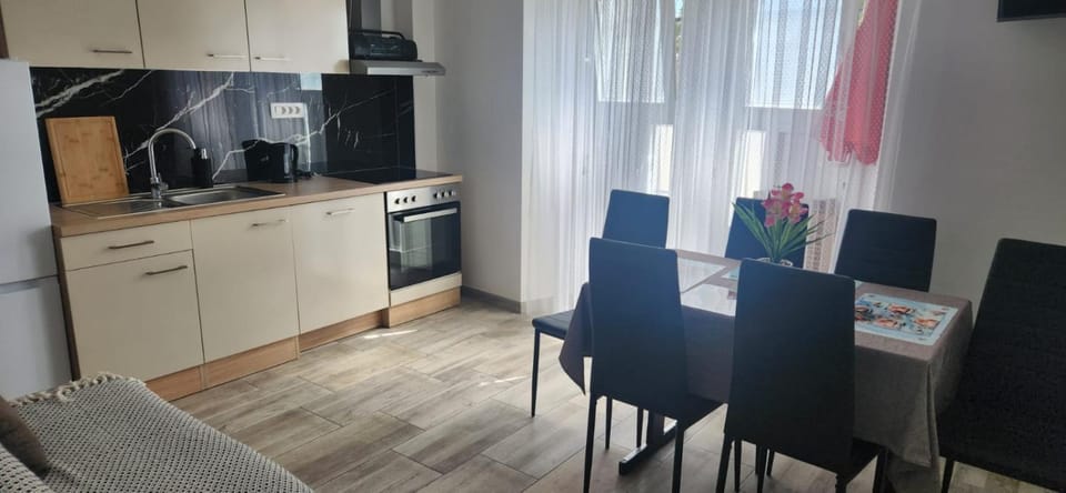 Coffee/tea facilities, Kitchen or kitchenette, Seating area, dishwasher, oven, pet friendly, stove