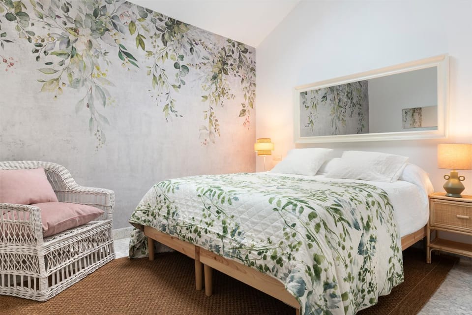 Bed, Photo of the whole room, Bedroom