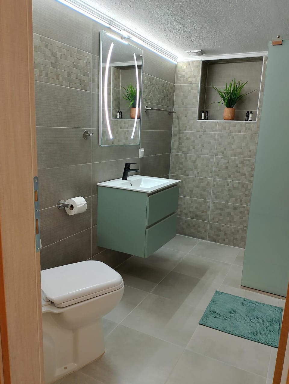 Shower, Toilet, Bathroom, towels