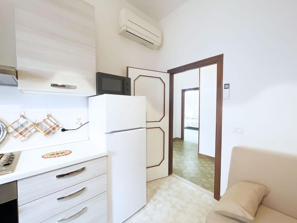 Kitchen or kitchenette, Living room, minibar, air conditioner