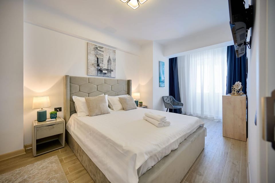 Bed, TV and multimedia, Bedroom