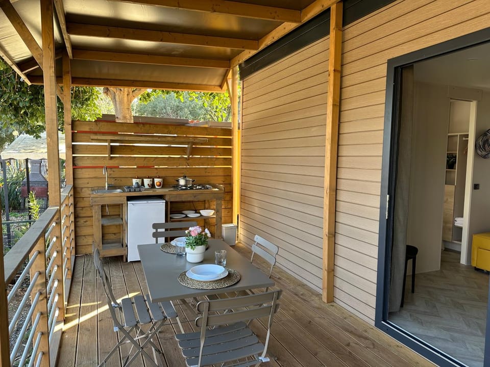 Dining area, kitchen