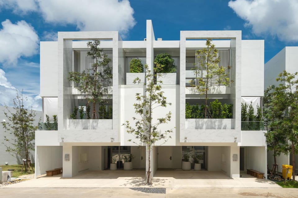 Property building, Facade/entrance, Day