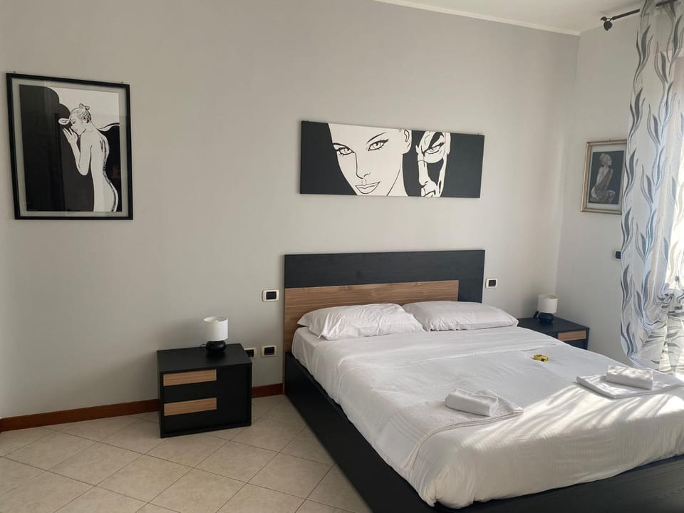 Bed, Bedroom, towels