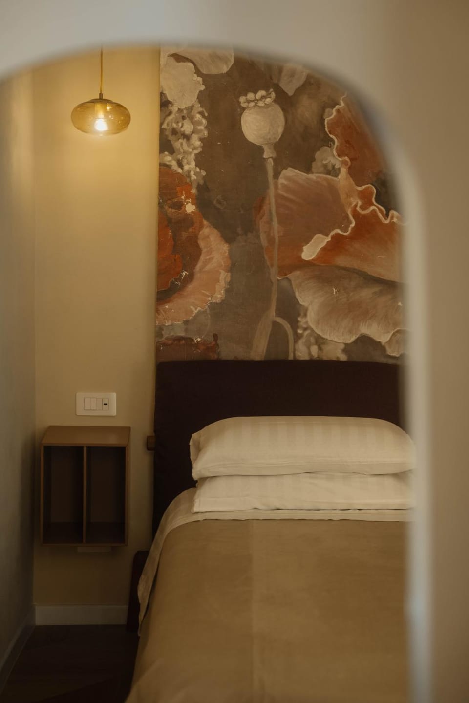 Bed, Photo of the whole room, Decorative detail, Bedroom