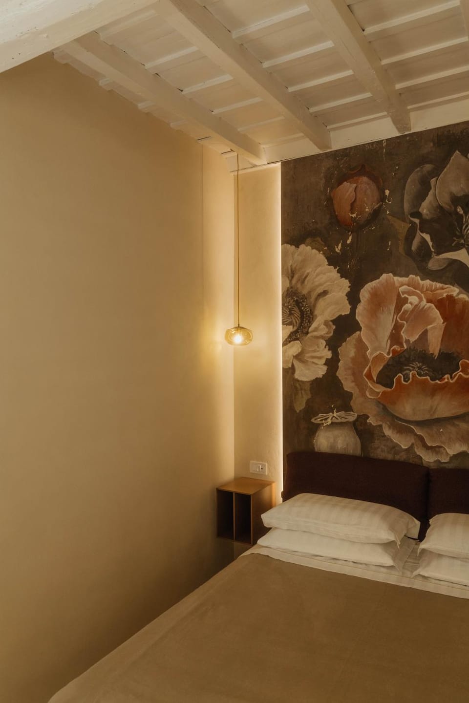 Bed, Photo of the whole room, Decorative detail, Decorative detail, Bedroom
