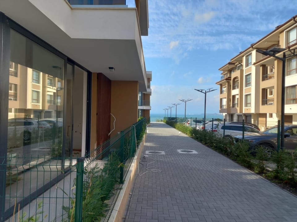 Property building, Day, Neighbourhood, Street view, Location, Parking