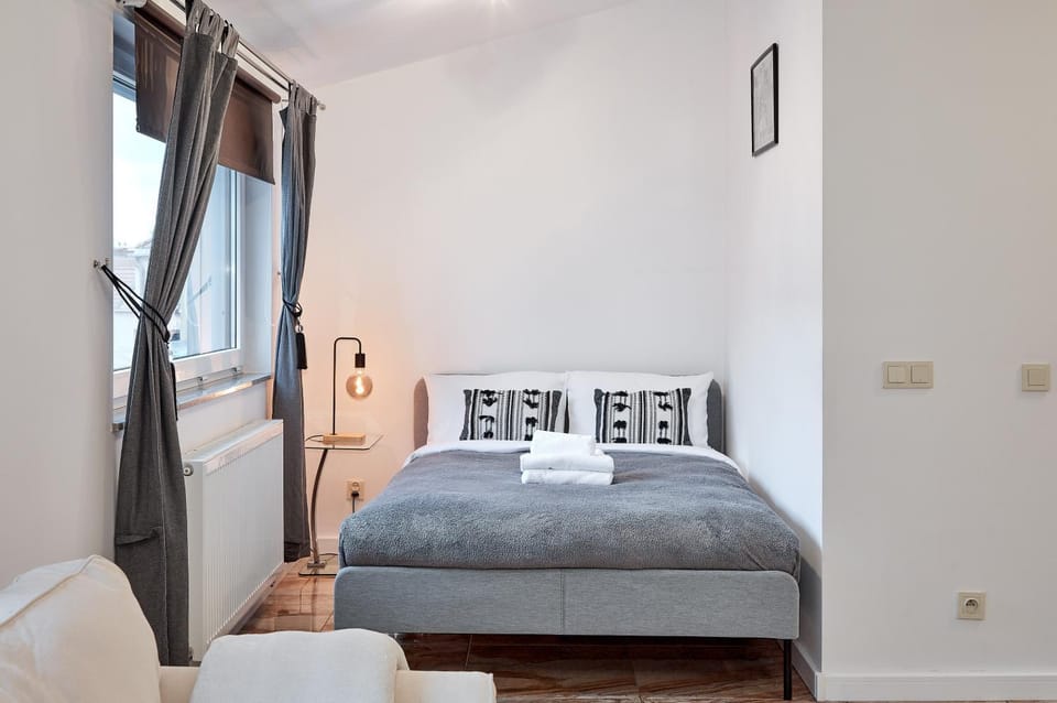 Bed, Living room, Photo of the whole room, Seating area, Bedroom