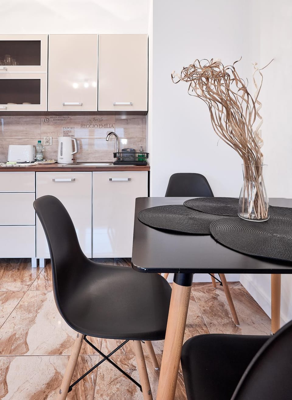Kitchen or kitchenette, Living room, Seating area, Dining area