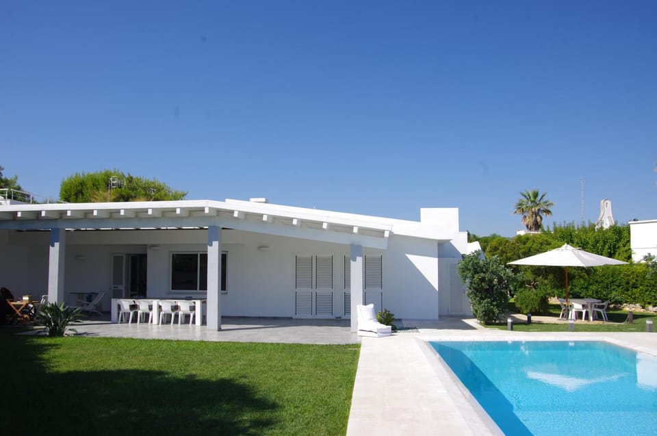 Property building, Patio, Facade/entrance, BBQ facilities, Beach, Garden view, Pool view, Swimming pool, locker