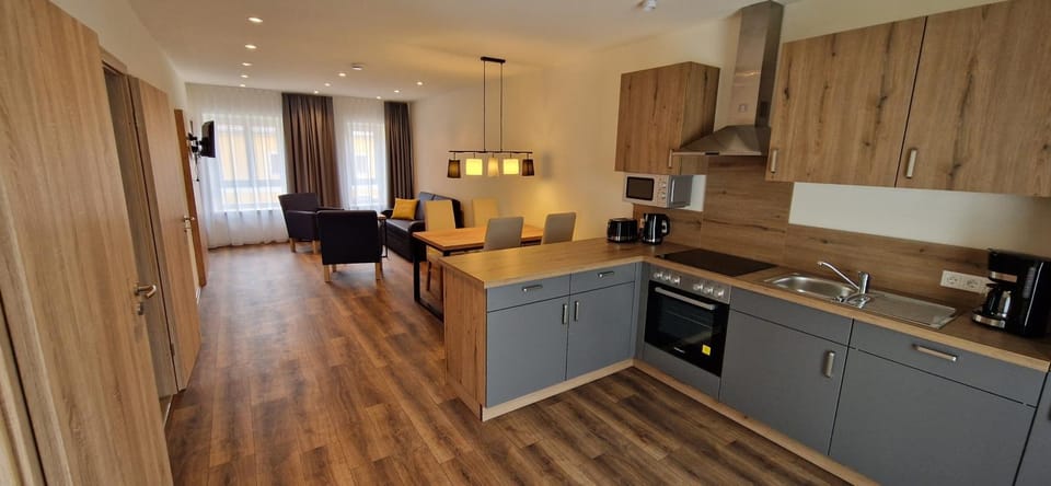 Coffee/tea facilities, Kitchen or kitchenette, Living room, Seating area, Dining area, dishwasher, minibar, toaster