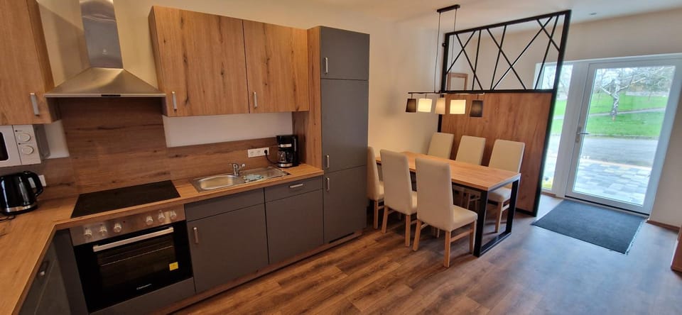 Kitchen or kitchenette, Dining area