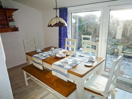 Dining area, Food