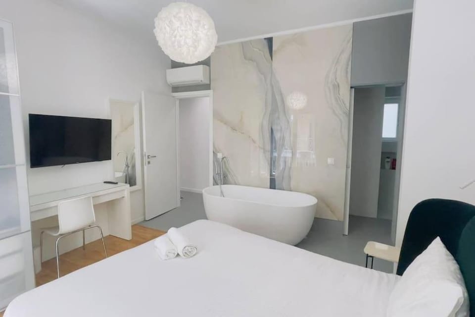 Bed, Bathroom, TV and multimedia, Photo of the whole room, Bedroom, Bath, towels
