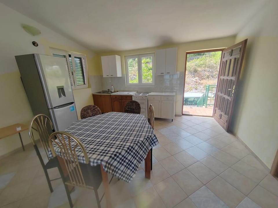 Seating area, Dining area, oven, kitchen