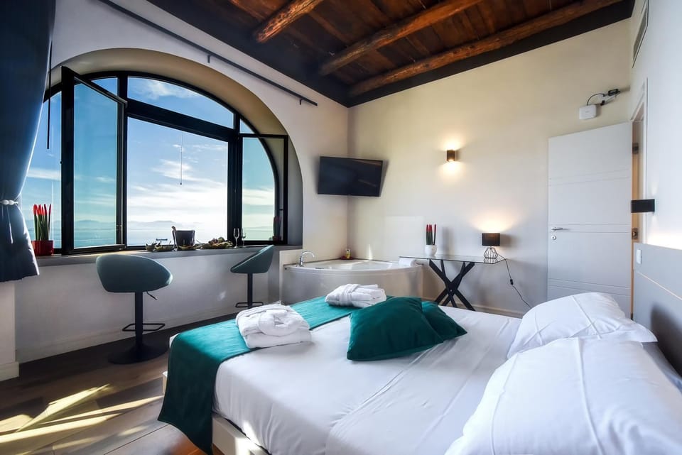 Bed, TV and multimedia, Living room, Photo of the whole room, Seating area, Bedroom, towels