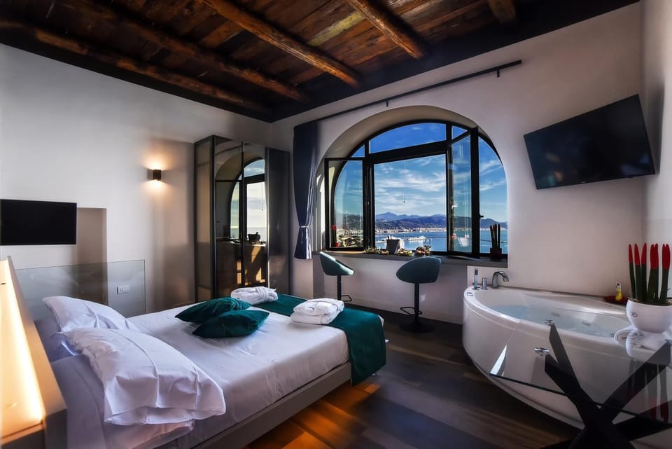 Bed, Natural landscape, TV and multimedia, Living room, Photo of the whole room, Seating area, Bedroom, towels