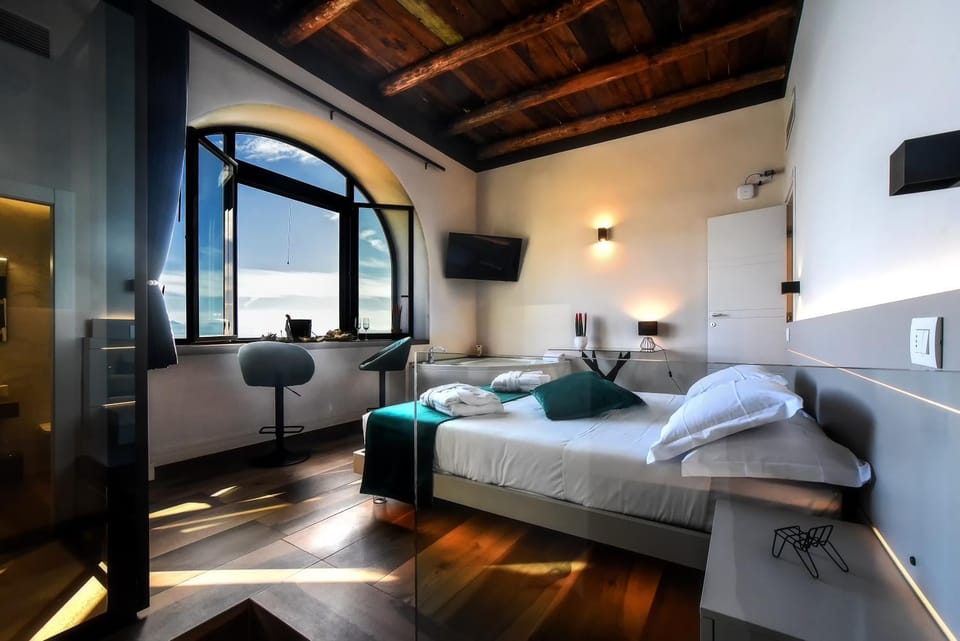 Bed, TV and multimedia, Living room, Photo of the whole room, Seating area, Bedroom, towels