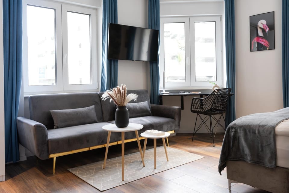 Bed, TV and multimedia, Living room, Photo of the whole room, Seating area, Bedroom
