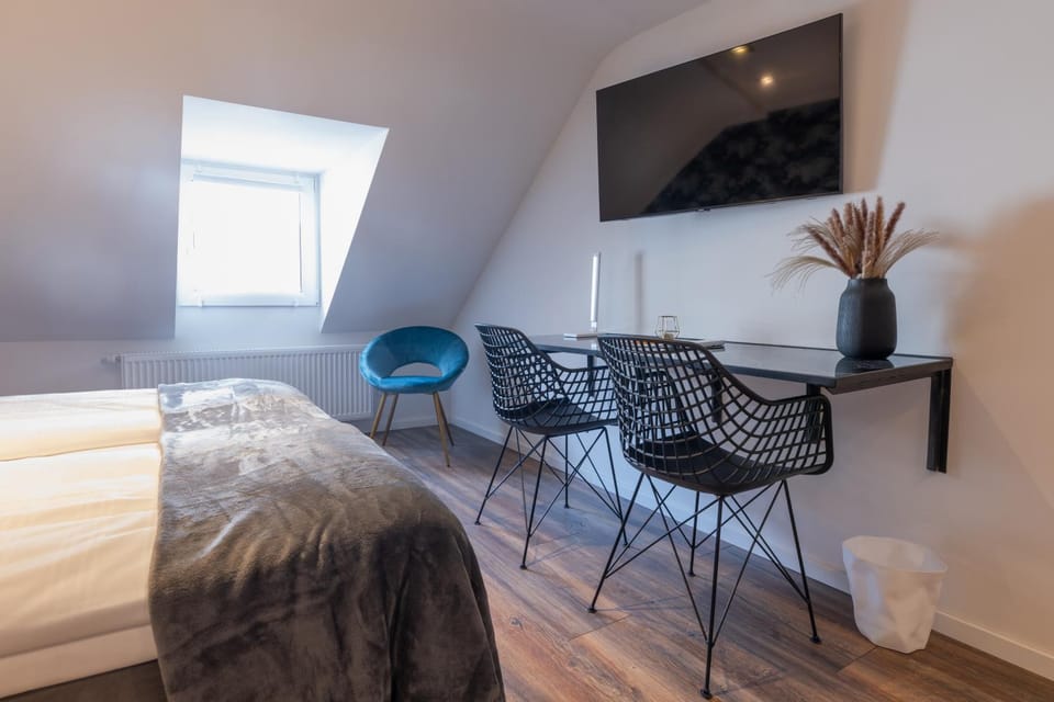 Bed, Living room, Photo of the whole room, Seating area, Bedroom