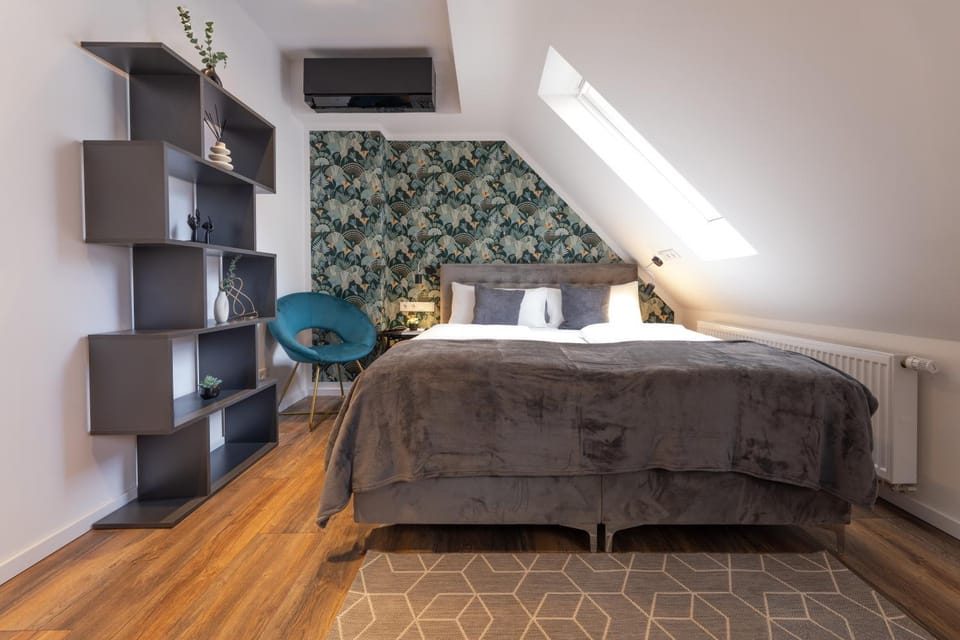 Bed, Photo of the whole room, Seating area, Bedroom