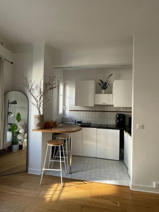 Kitchen or kitchenette, Dining area, stove