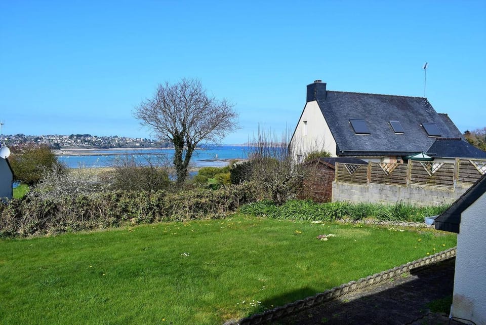 Maison VUE SUR MER avec jardin clos à PERROS-GUIREC - Réf 842 Villa in Louannec