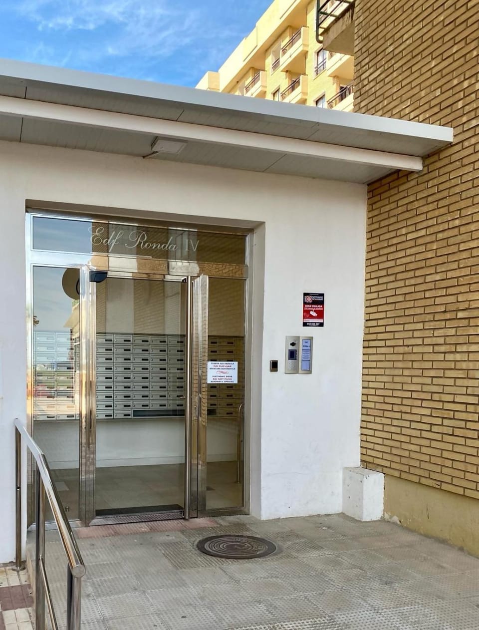 Facade/entrance