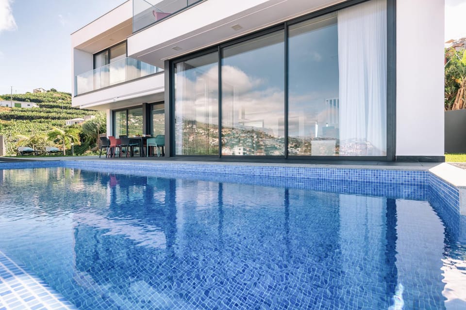 Property building, Patio, Day, Swimming pool, sunbed