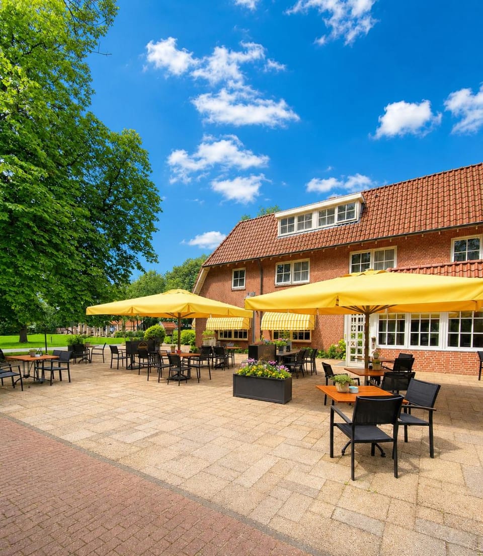 Restaurant/places to eat, Balcony/Terrace, Food and drinks