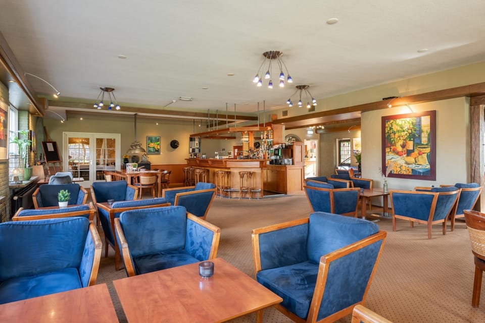 Restaurant/places to eat, Lounge or bar, Seating area