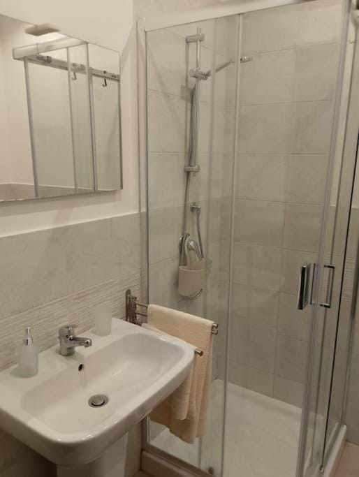 Shower, Bathroom, towels