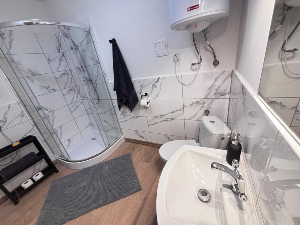 Shower, Toilet, Bathroom, towels