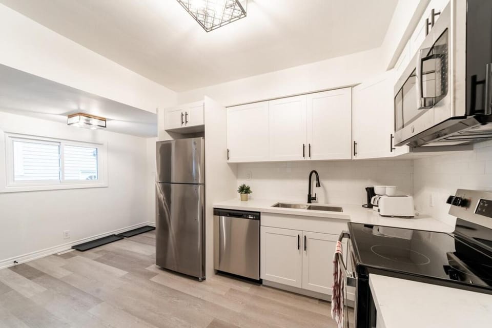 2br - Spacious Yard - Canal Bridge, Falls Nearby! House in Welland