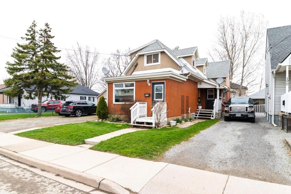 2br - Spacious Yard - Canal Bridge, Falls Nearby! House in Welland