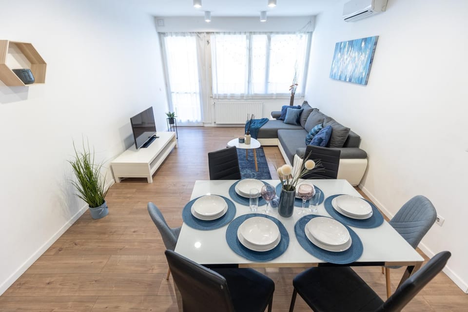 Living room, Seating area, Dining area, air conditioner