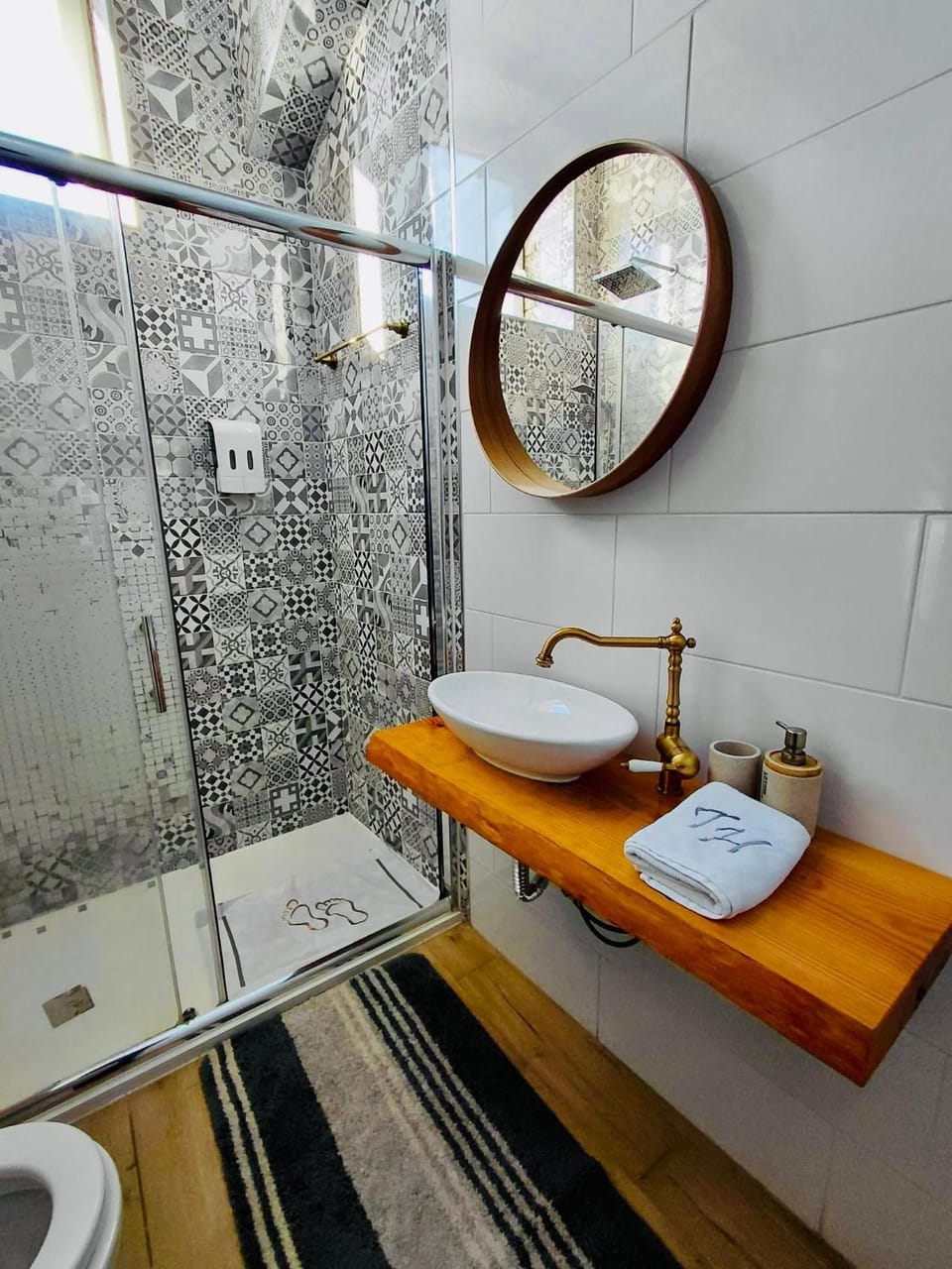 Bathroom, towels
