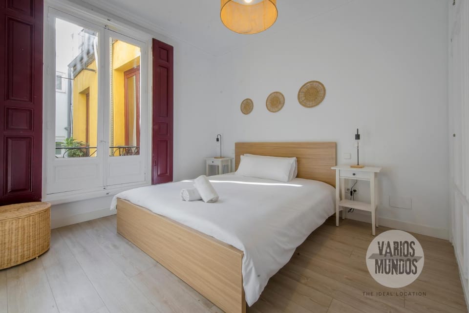 Photo of the whole room, Bedroom
