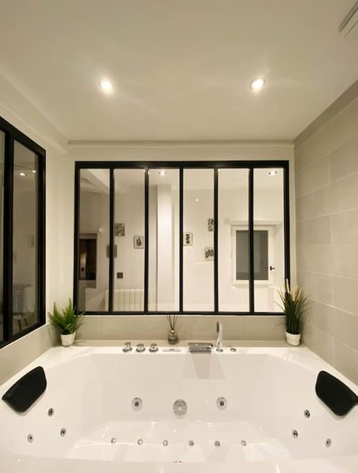 L'Amanté Spa -Balnéo -Vieux Lyon Apartment in Lyon