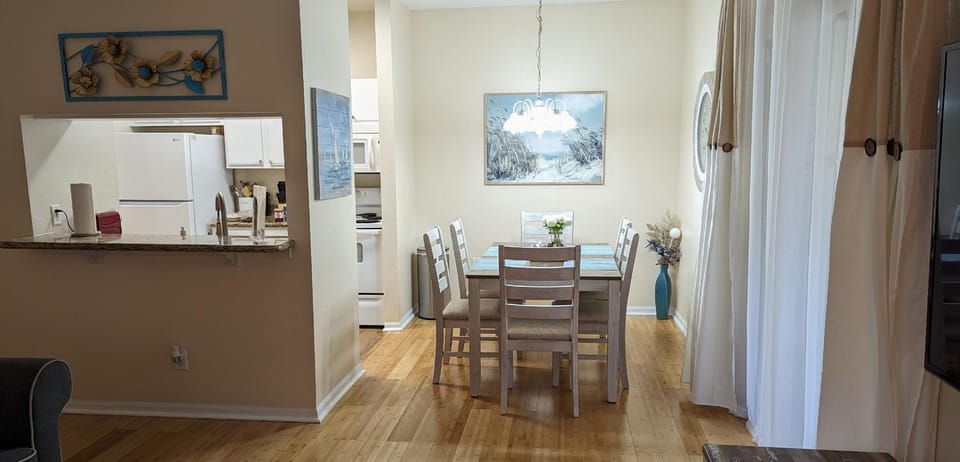 The Avalon SANDY TOES Home away from Home Apartment in Florida