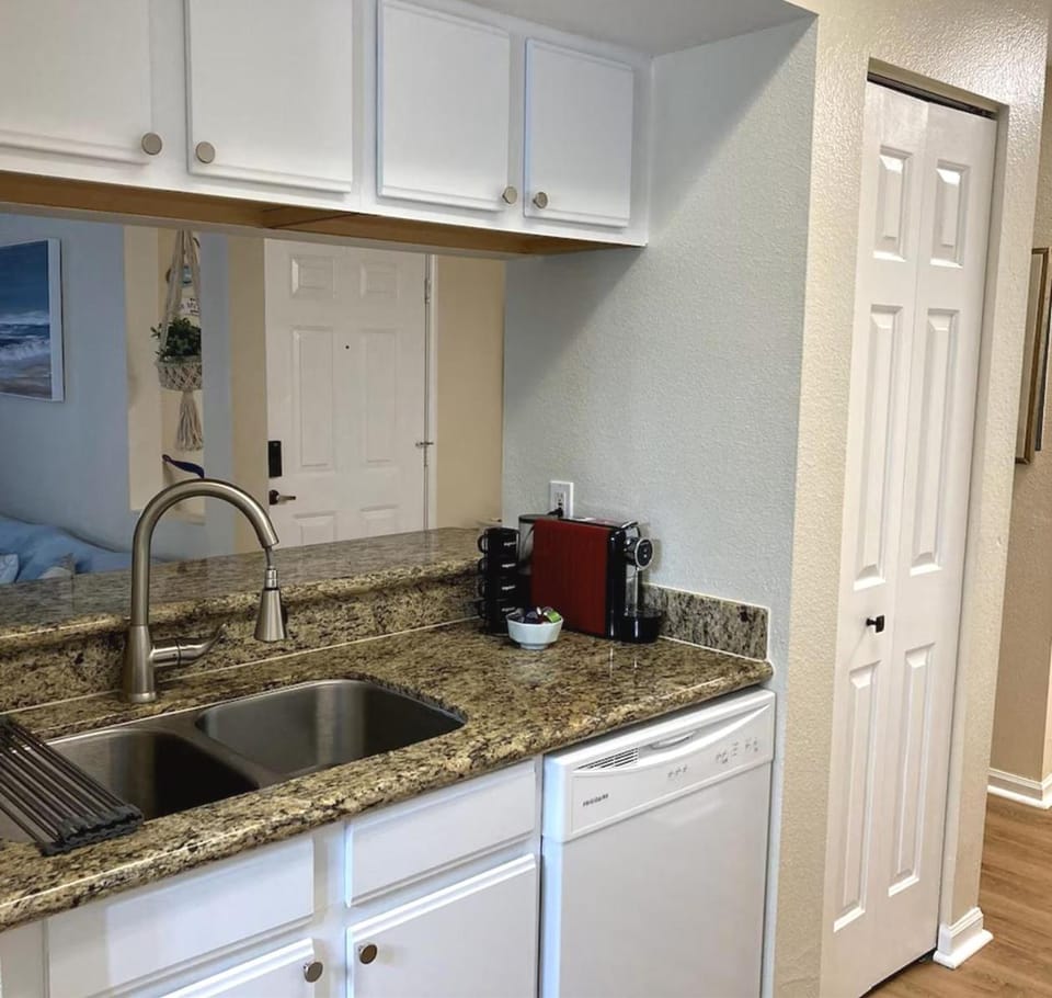 The Avalon SANDY TOES Home away from Home Apartment in Florida