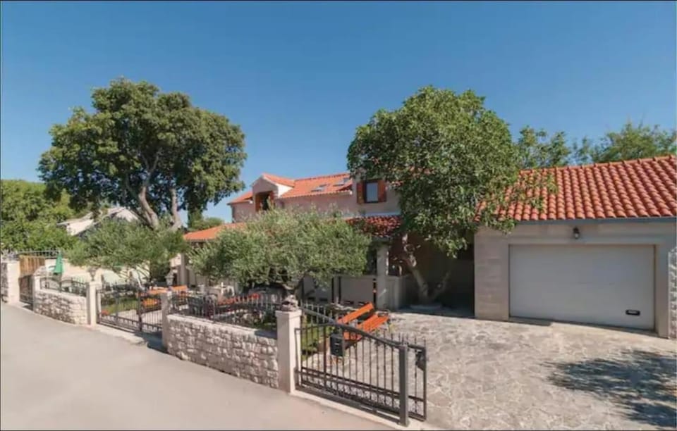 Property building, Day, Garden, Garden view