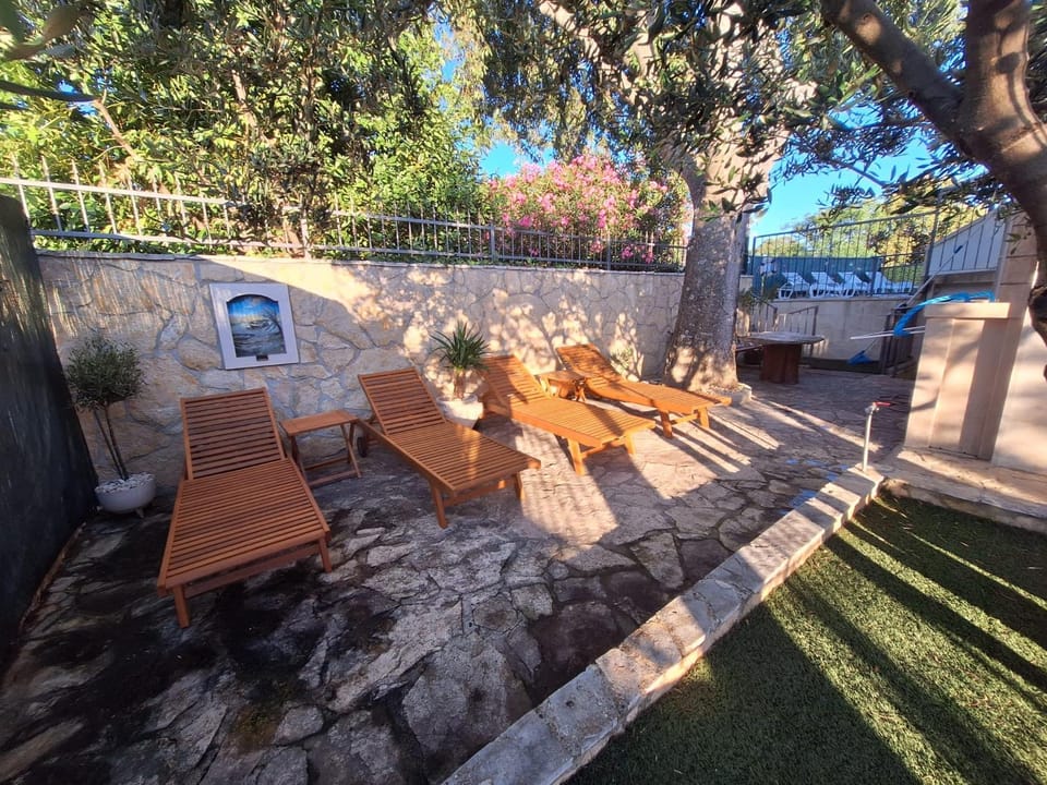 Patio, Garden, Garden view, sunbed