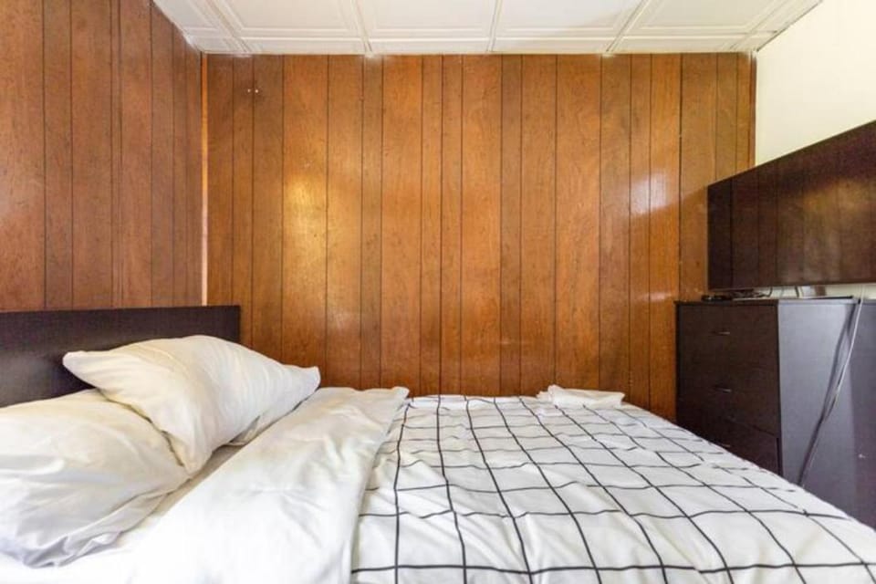 room with a private shower Vacation rental in Elizabeth