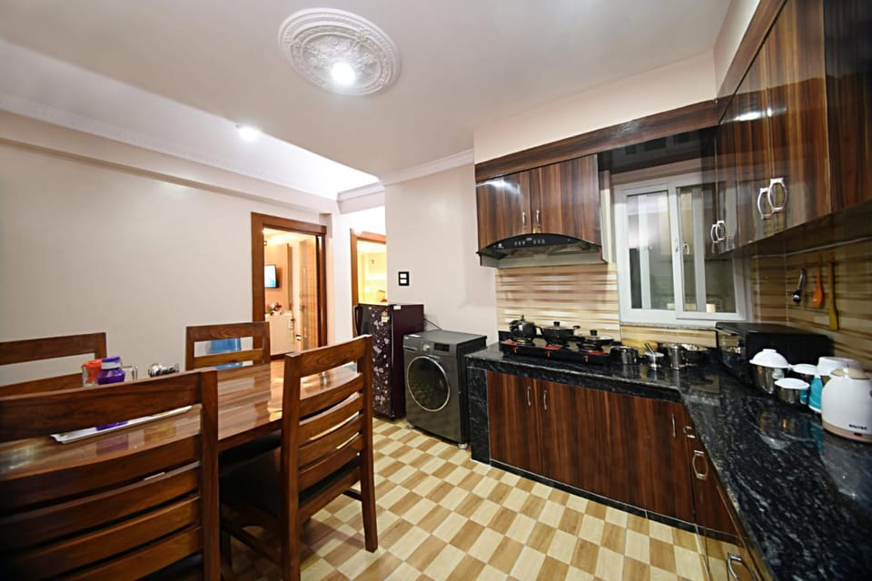 Kitchen or kitchenette, Dining area, oven
