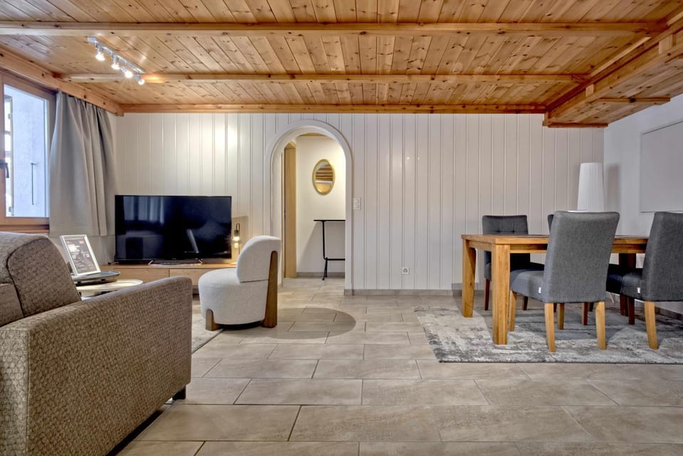TV and multimedia, Living room, Seating area, Dining area