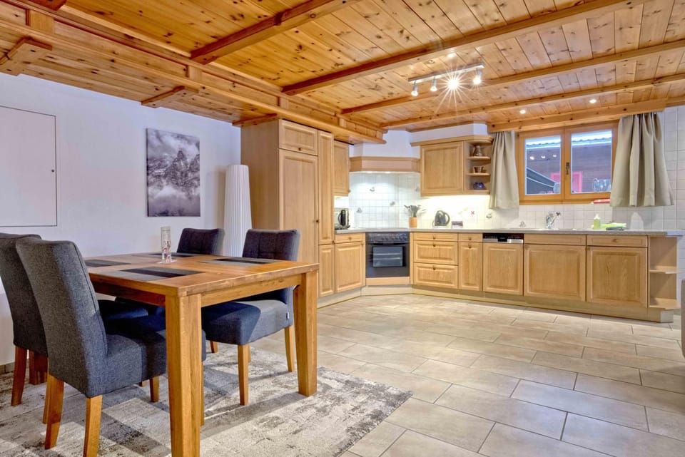 Kitchen or kitchenette, Dining area, stove